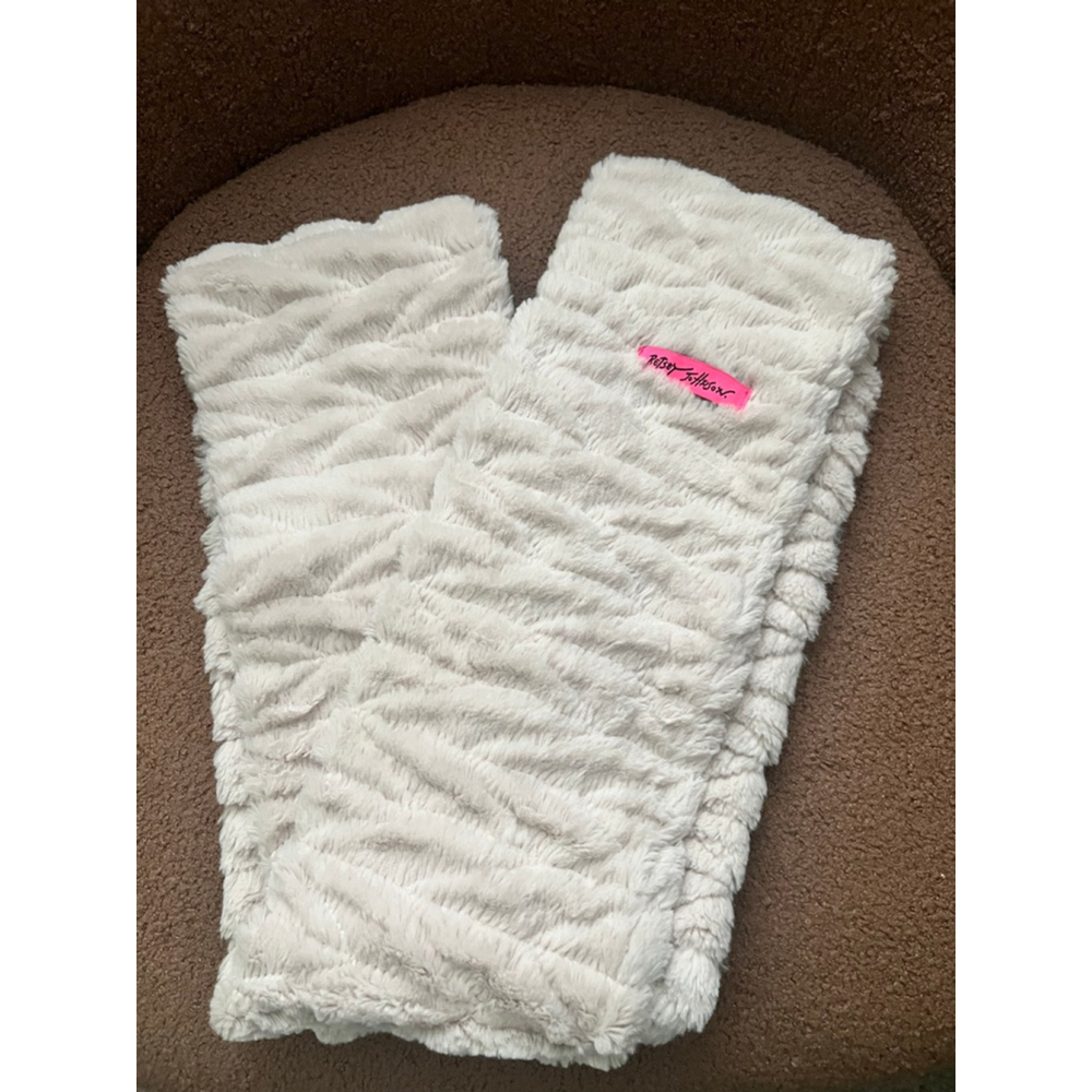 Betsey Johnson cream One Size Faux Fur Scarf